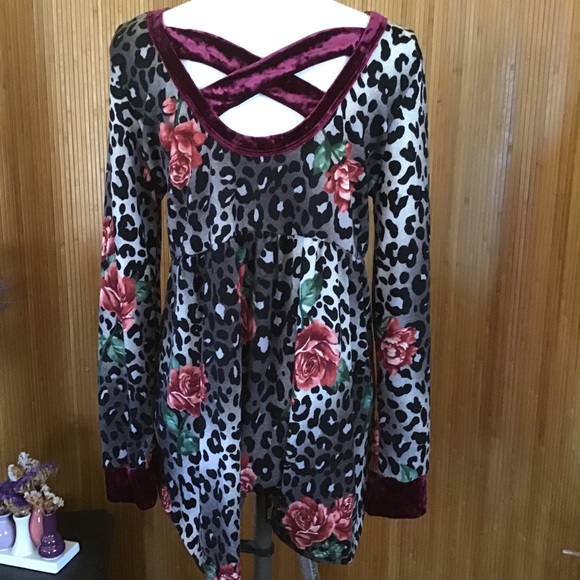 NWOT ODDY Leopard ‘n Roses Top, Velvet Trim, Med - Picture 1 of 9